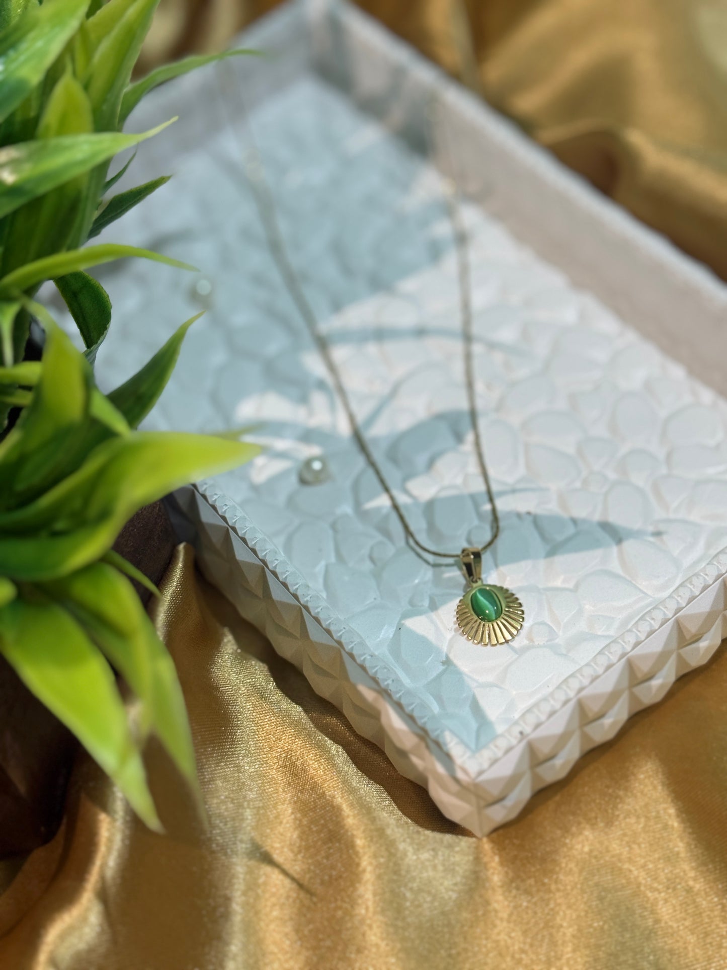 Antitarnised vintage-style sunburst pendant chain