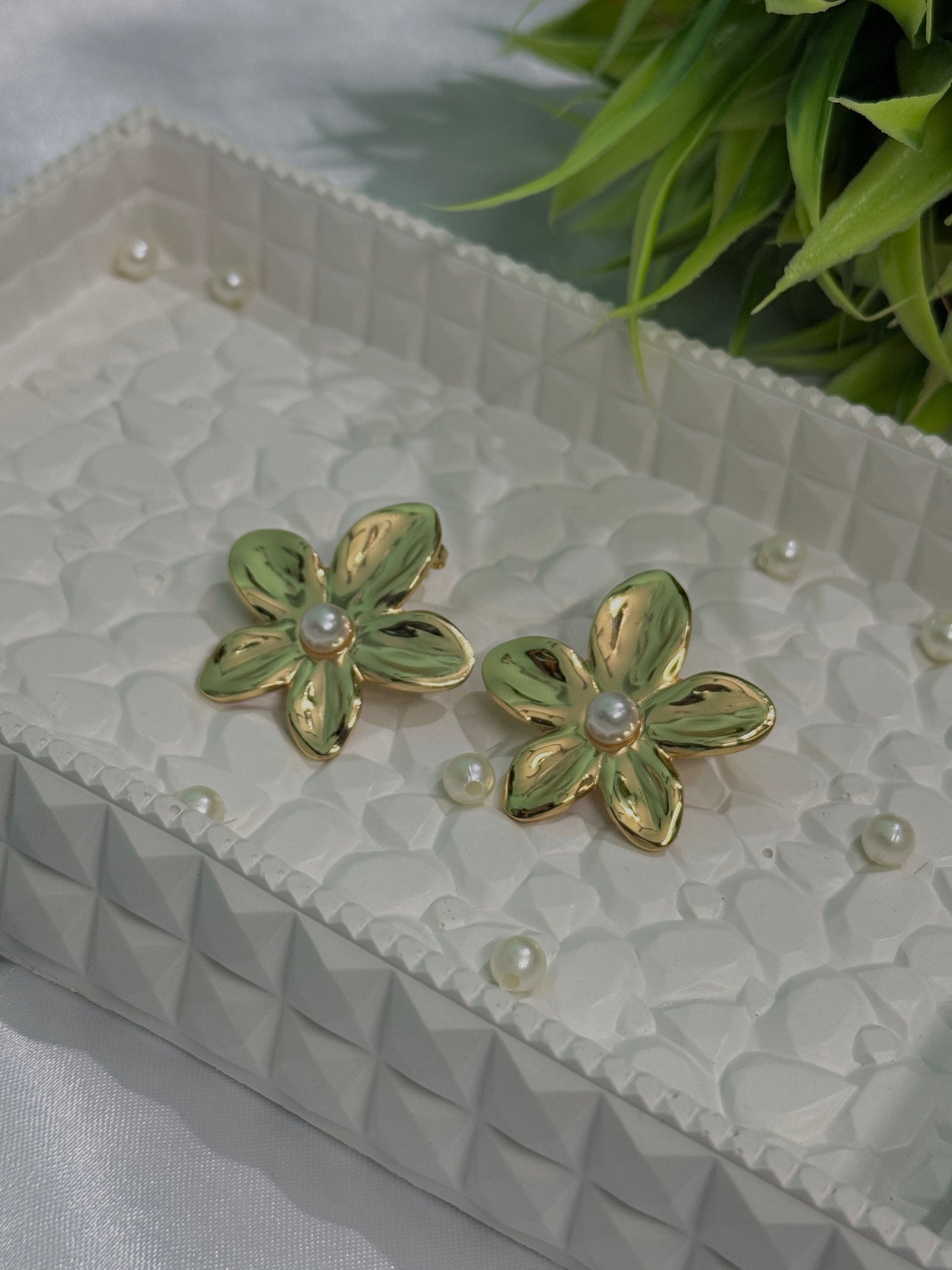 Antitarnised Flower-shaped stud Earrings