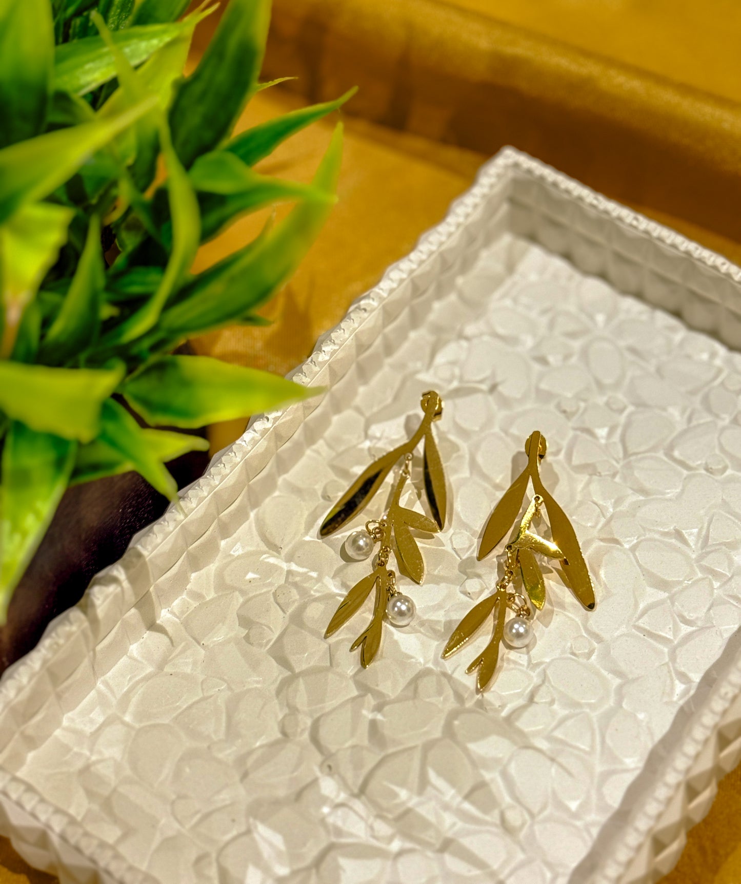 Gold-plated leaf dangle earings