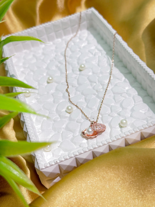 Rose gold-toned seashell pendant necklace