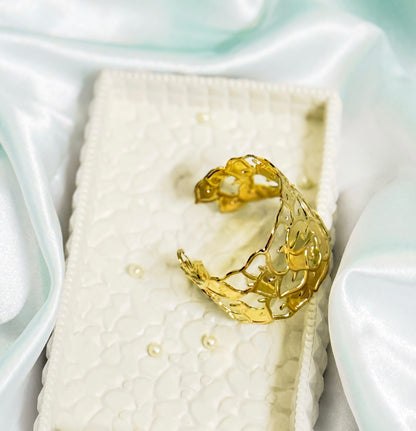 Hollow rose golden handcuff bracelet