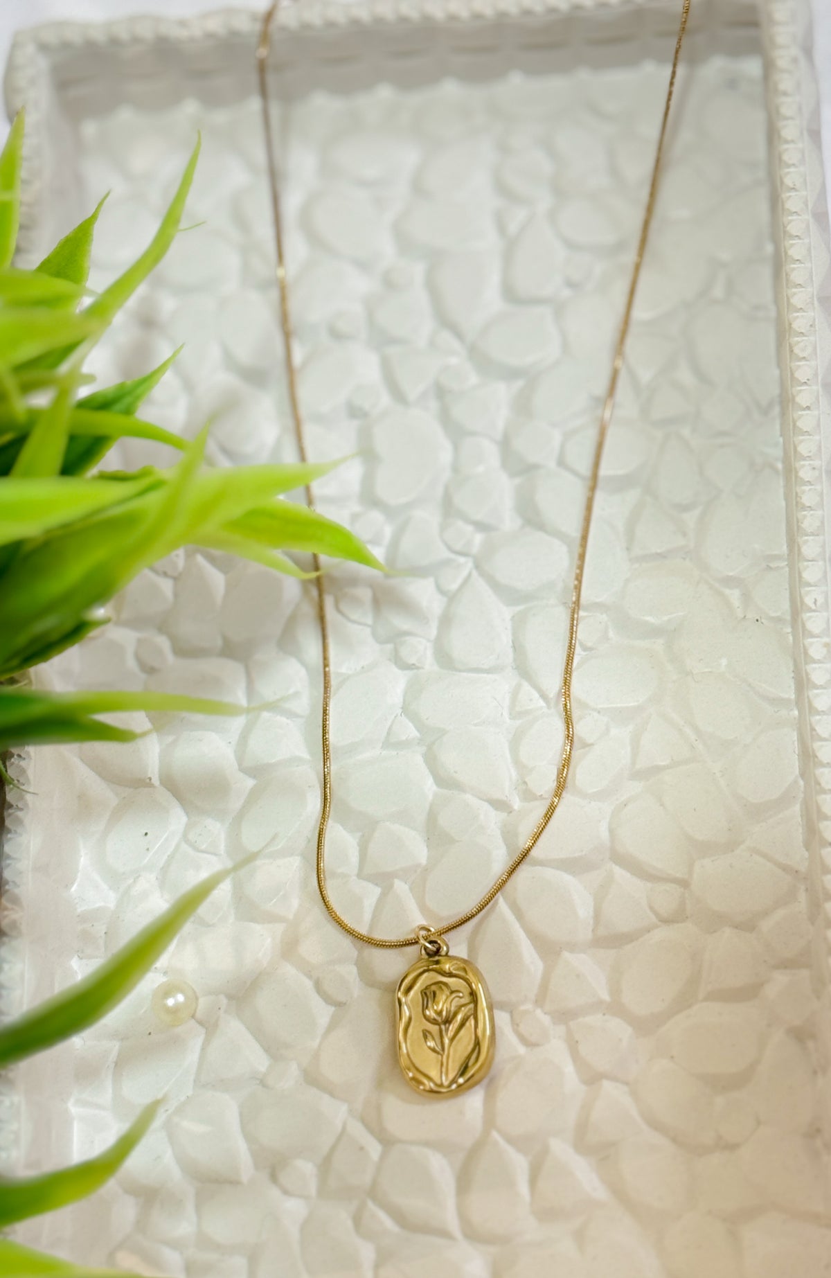 Antitarnised rose floral pendant chain