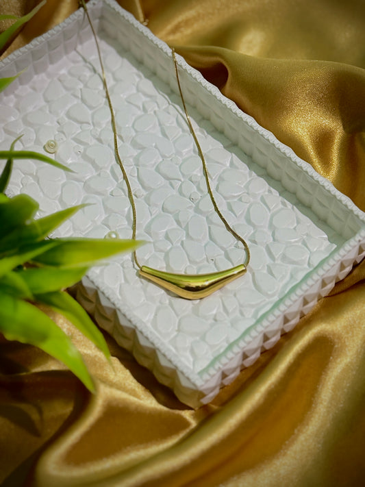 Antitarnised curved bar pendant necklace