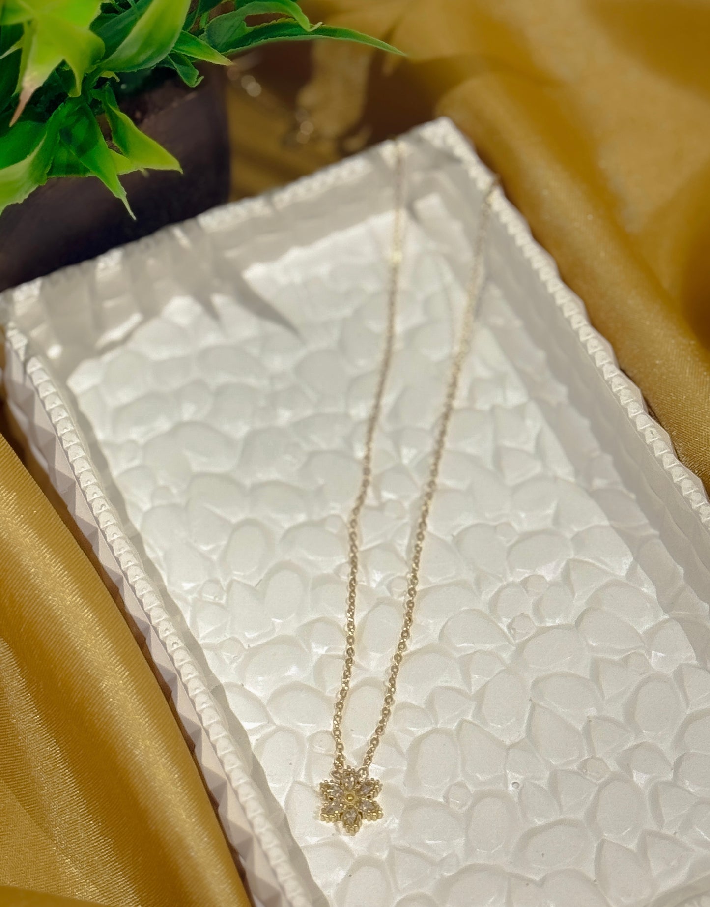 Antitarnised Flower-Shaped Pendent Necklace