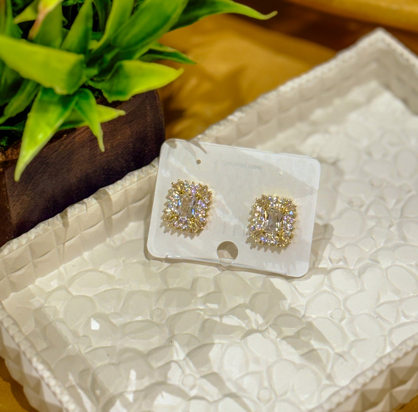 A.D STONE SQAURE EARING